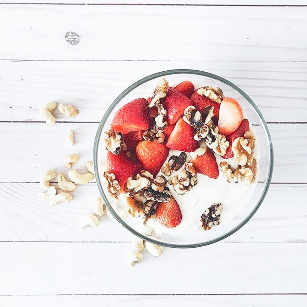 Cashew yogurt with strawberries.